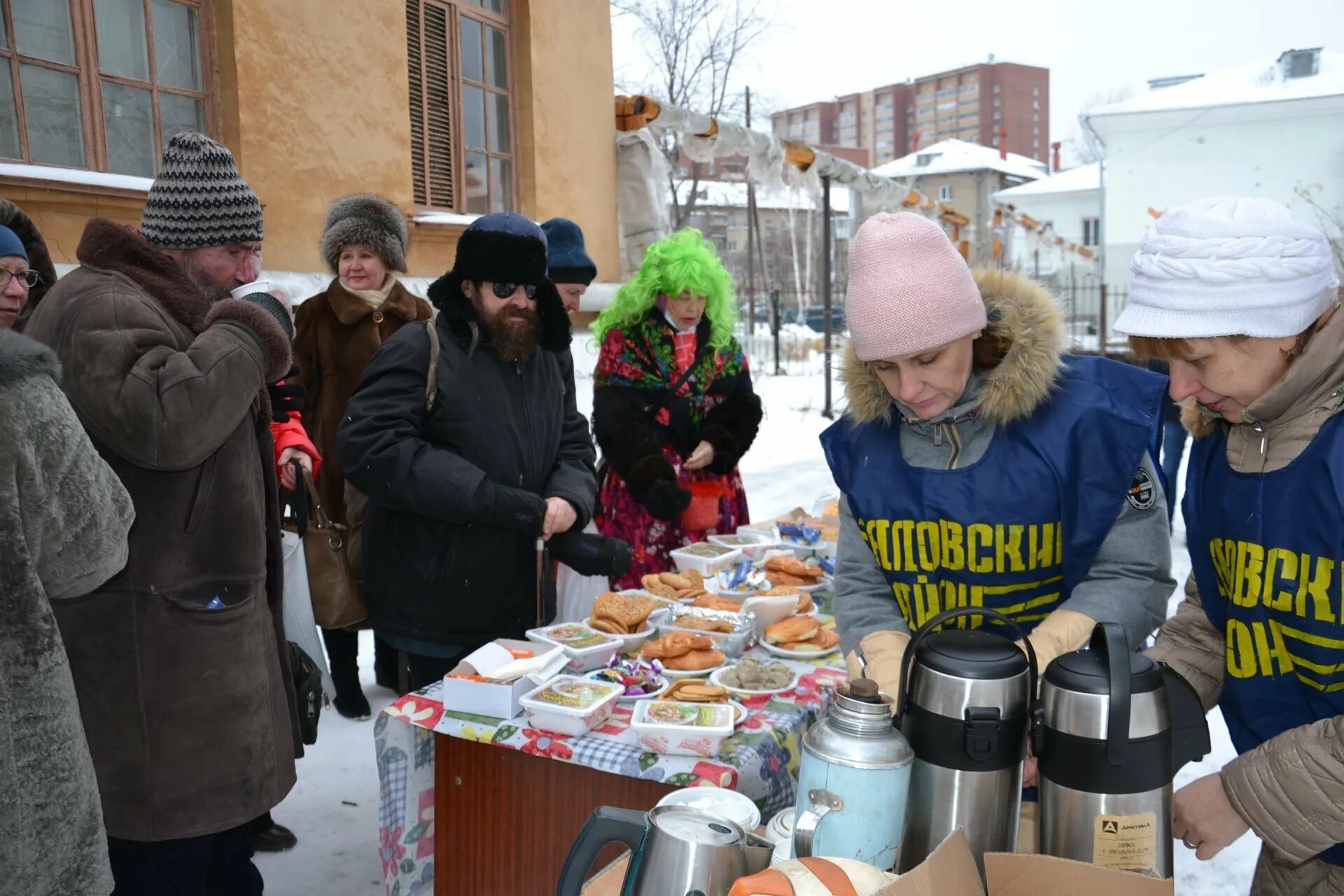 Бомж новости. Волонтеры и бездомные. Волонтеры и бездомные люди. Социальное волонтерство бездомным. Раздача еды бездомным.