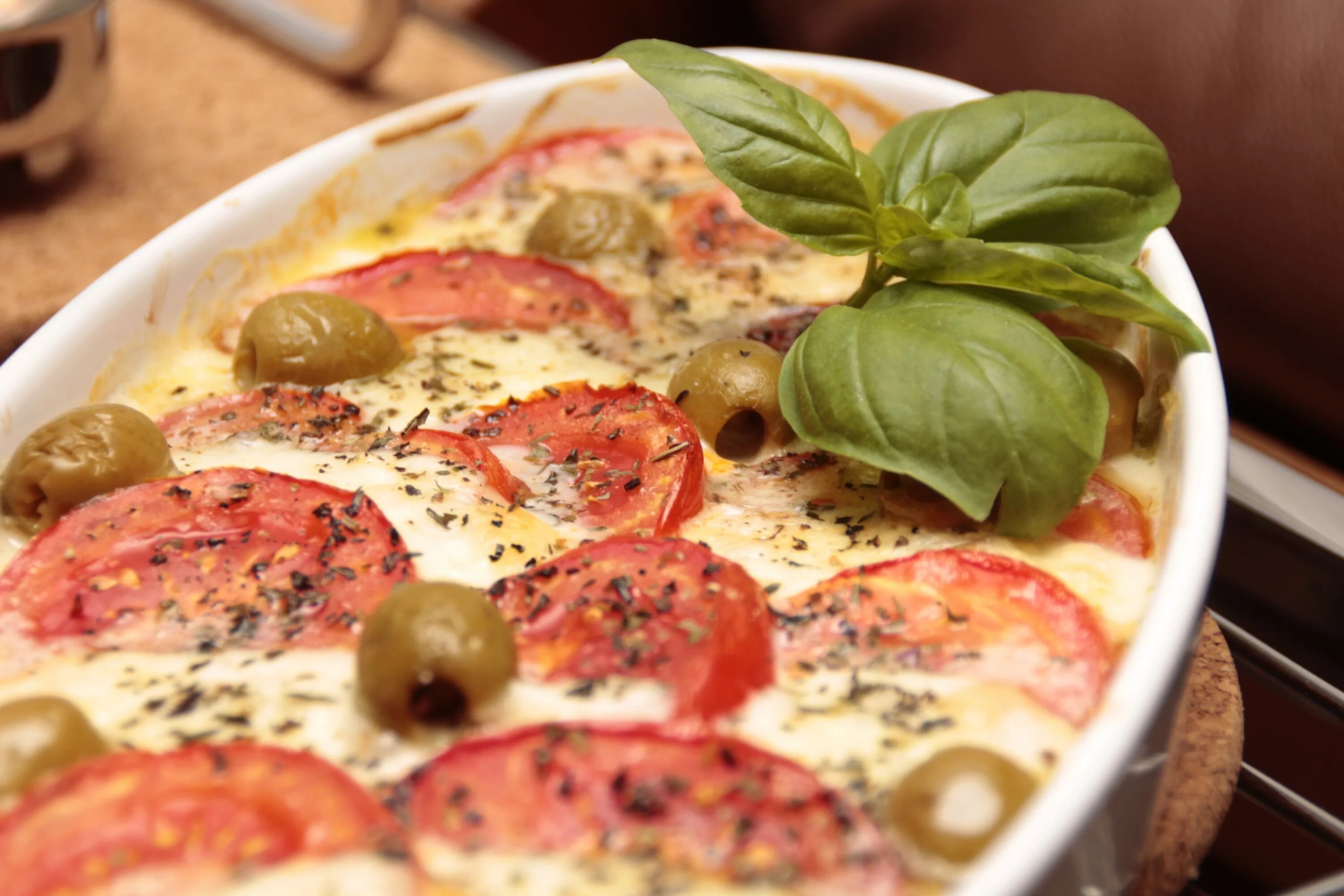Итальянская кухня рецепты. Итальянские блюда. популярные итальянские блюда. запеканка с помидорами и оливками. классическая итальянская блюда.