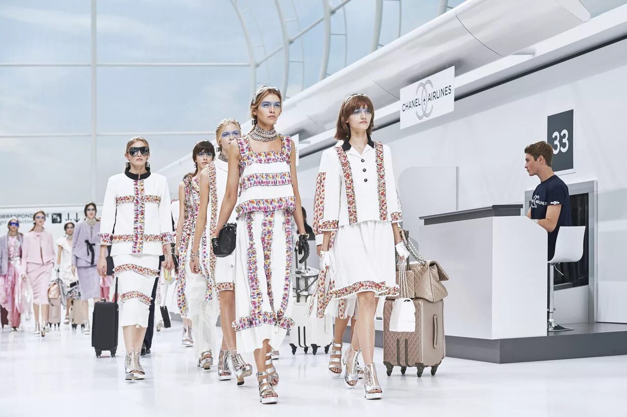 Michael kors показ весна-лето 2022. Показ коллекции кристиан диор 2018. Мировая мода. Неделя моды в лондоне. Индустрия моды.