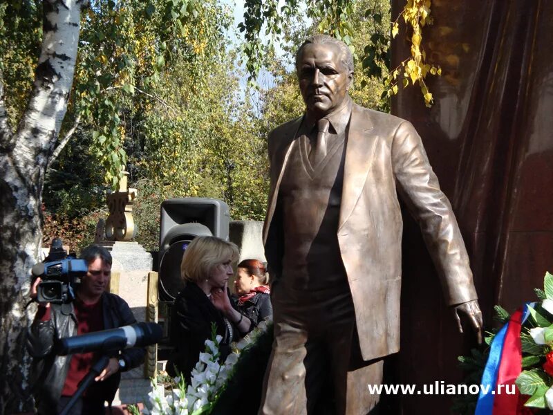 Памятник михаилу ульянову в москве где. Памятник Михаилу Ульянову на Новодевичьем. Памятник Михаила Ульянова на Новодевичьем кладбище.