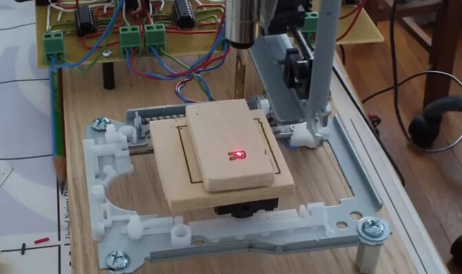 Лазерный гравер из dvd. Mini cnc laser engraver from dvd. лазер из dvd привода для чпу. cnc лазер из dvd. чпу станок из двд привода монитор порта.