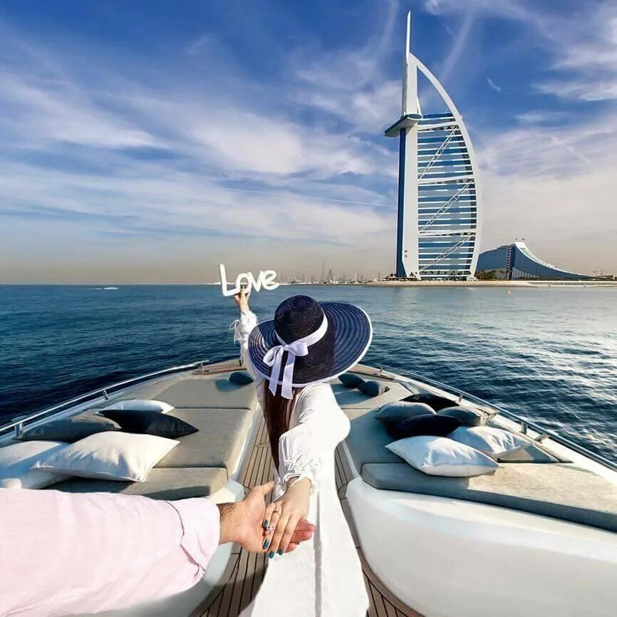 Мессенджер в дубае. Абу Даби лакшери. Яхта Абу Даби. Дубай яхта Атлантис.