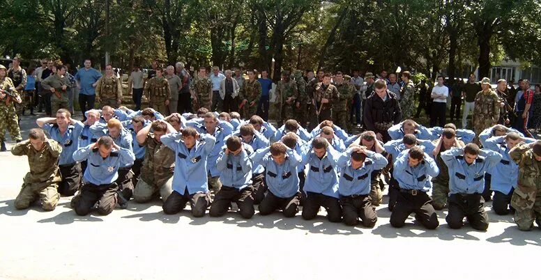 Грузины бежали. Фото пленных грузин в Цхинвале 2008. Цхинвал Южная Осетия 08.08.08. Цхинвал 2008 год. Пленные грузины в Цхинвале.