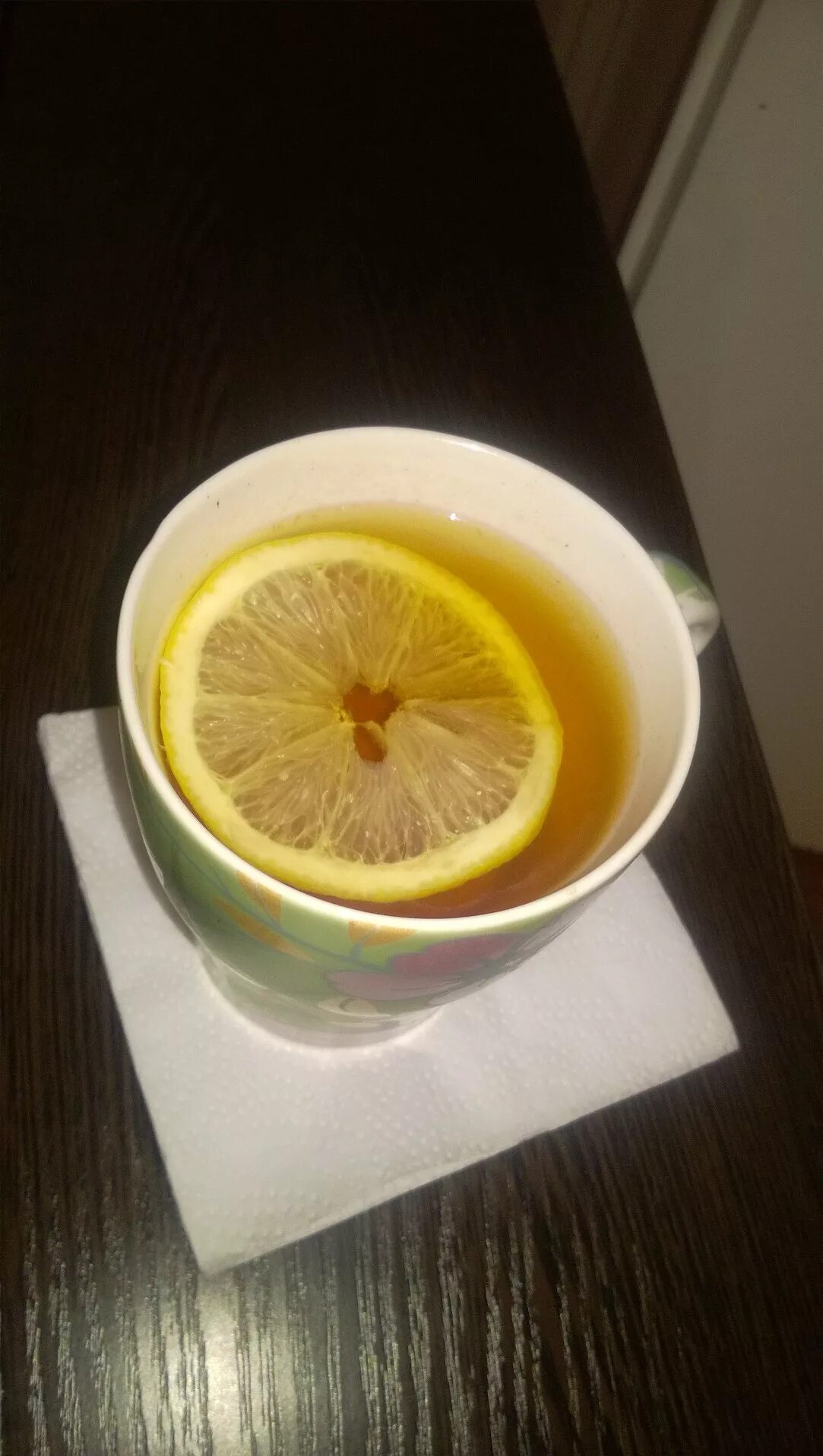Чай с лимонной кислотой. Чай с лимоном. Кружка лимоны. Чай с лимончиком. Чашка с лимоном.
