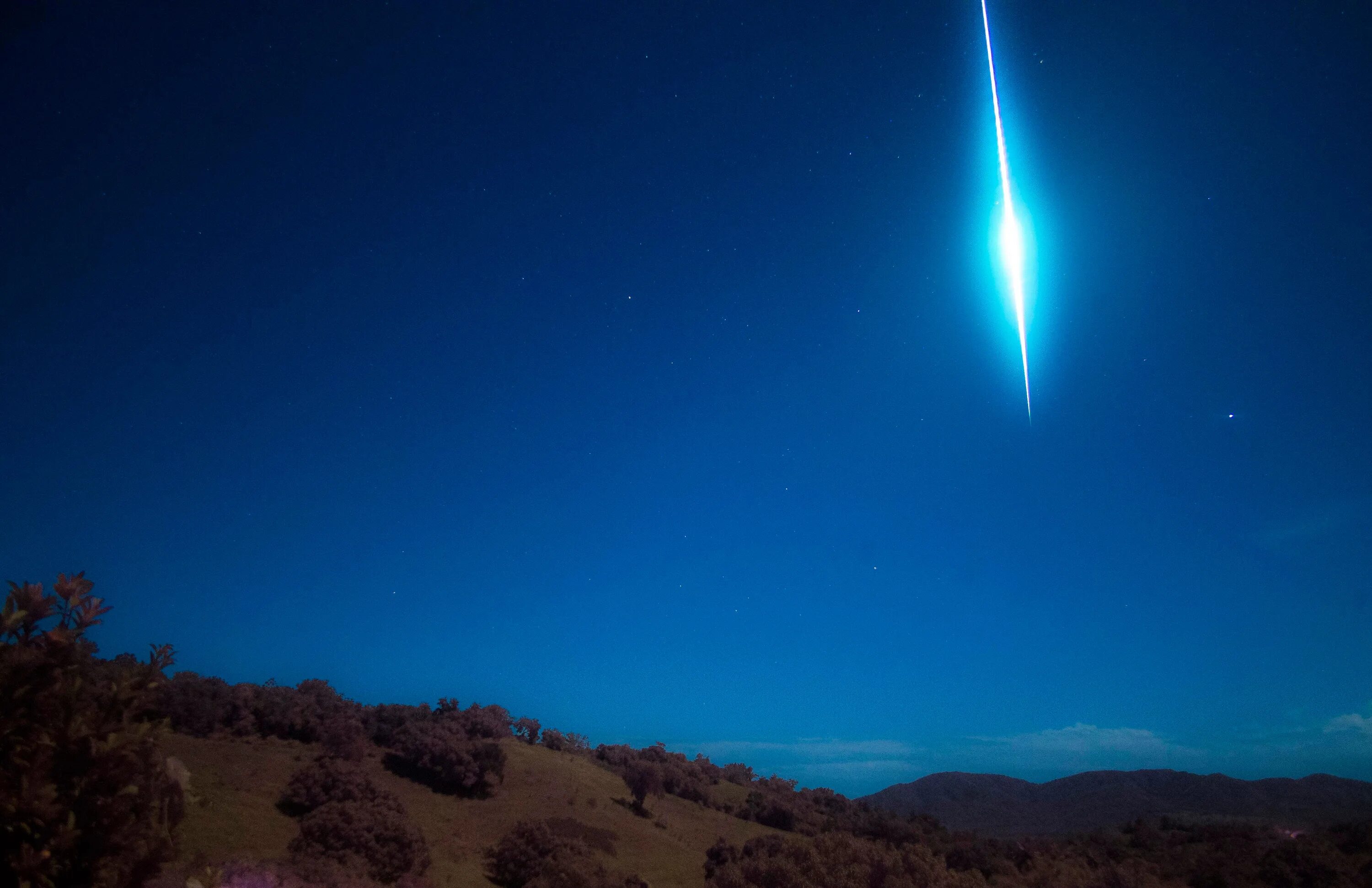 Болид (метеор). Космические болиды. Метеорный поток персеиды. Фокус метеоров 7 букв. Фокус метеоров 7 букв.