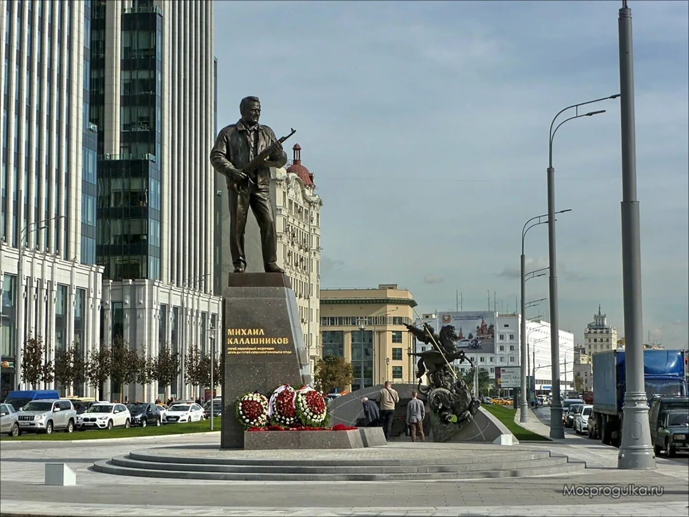 Памятник [оружейнику Михаилу] Калашникову. Памятникикалашникову в Москве. Памятник Калашникову в Москве.