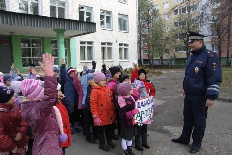 Школа 16 йошкар ола. 16 Школа Йошкар-Ола. Директор 16 школы Йошкар Ола. Шагающий автобус. Школа 6 Йошкар-Ола.