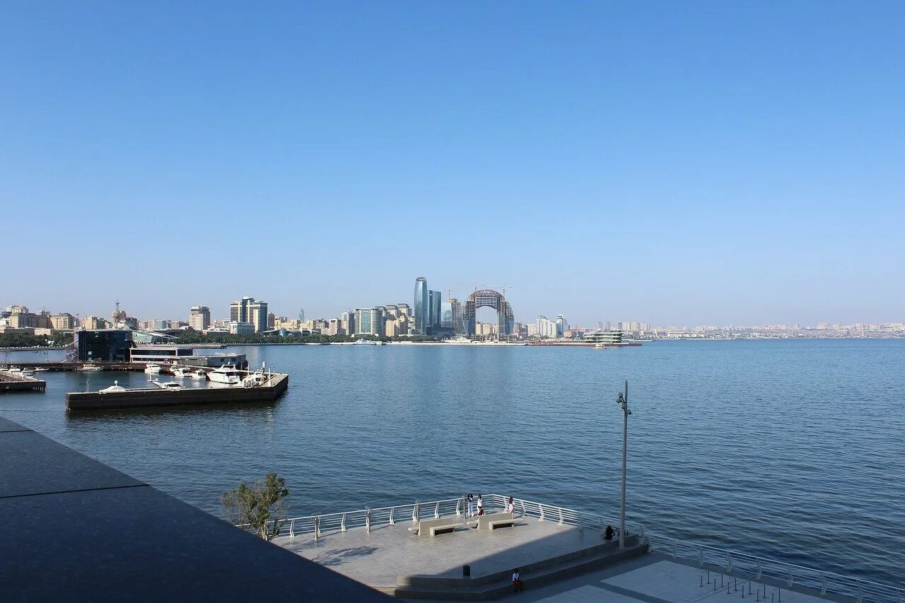 Республика азербайджан море. Азербайджан каспийское море. баку побережье каспийского моря. баку каспий. баку каспийское море яхта.