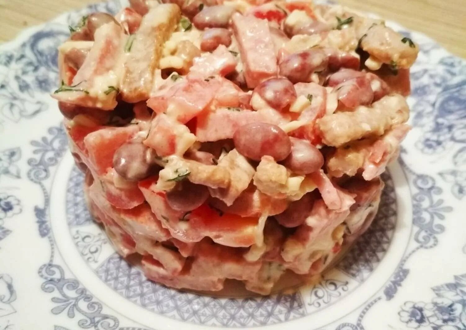 Салат с фасолью и копченой колбасой. Салаты на скорую руку из простых продуктов с колбасой. Салат с сухариками и колбасой. Салат фасоль с сухариками и колбасой помидорами. Салат с кириешками и фасолью и колбасой и помидорами.