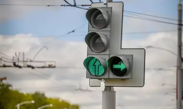 Дополнительная зеленая стрелка на светофоре налево. Светофор с доп секцией. Светофор со стрелкой. Дополнительная стрелка на светофоре. Светофор направо.