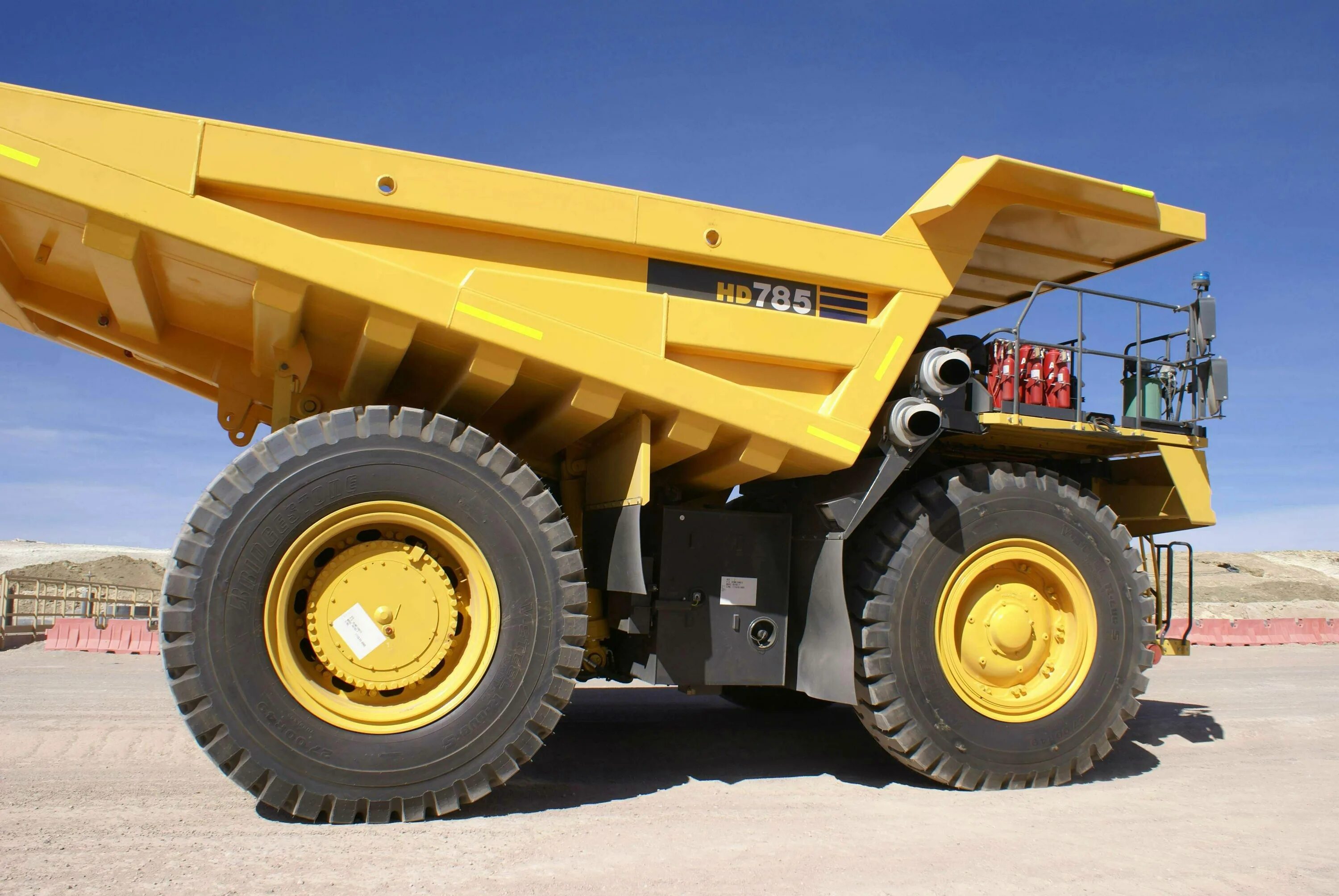 Автосамосвал komatsu hd785. Карьерный самосвал 90 тонн. Komatsu 785-7. Карьерный самосвал 90 тонн. Карьерный самосвал комацу.