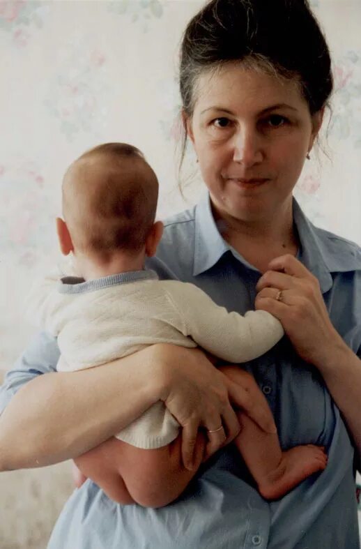 Как носить ребенка в месяц. Ребенок на руках. позы ношения ребенка на руках. ребенок держит в руках. поза столбиком новорожденного.