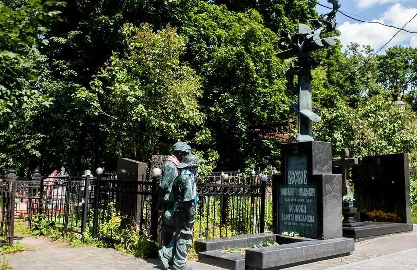 Ваганьково кладбище. Центральная аллея ваганьковского кладбища. Мистические истории о ваганьковском кладбище. Ваганьковское аллеи. Ваганьковское аллеи.