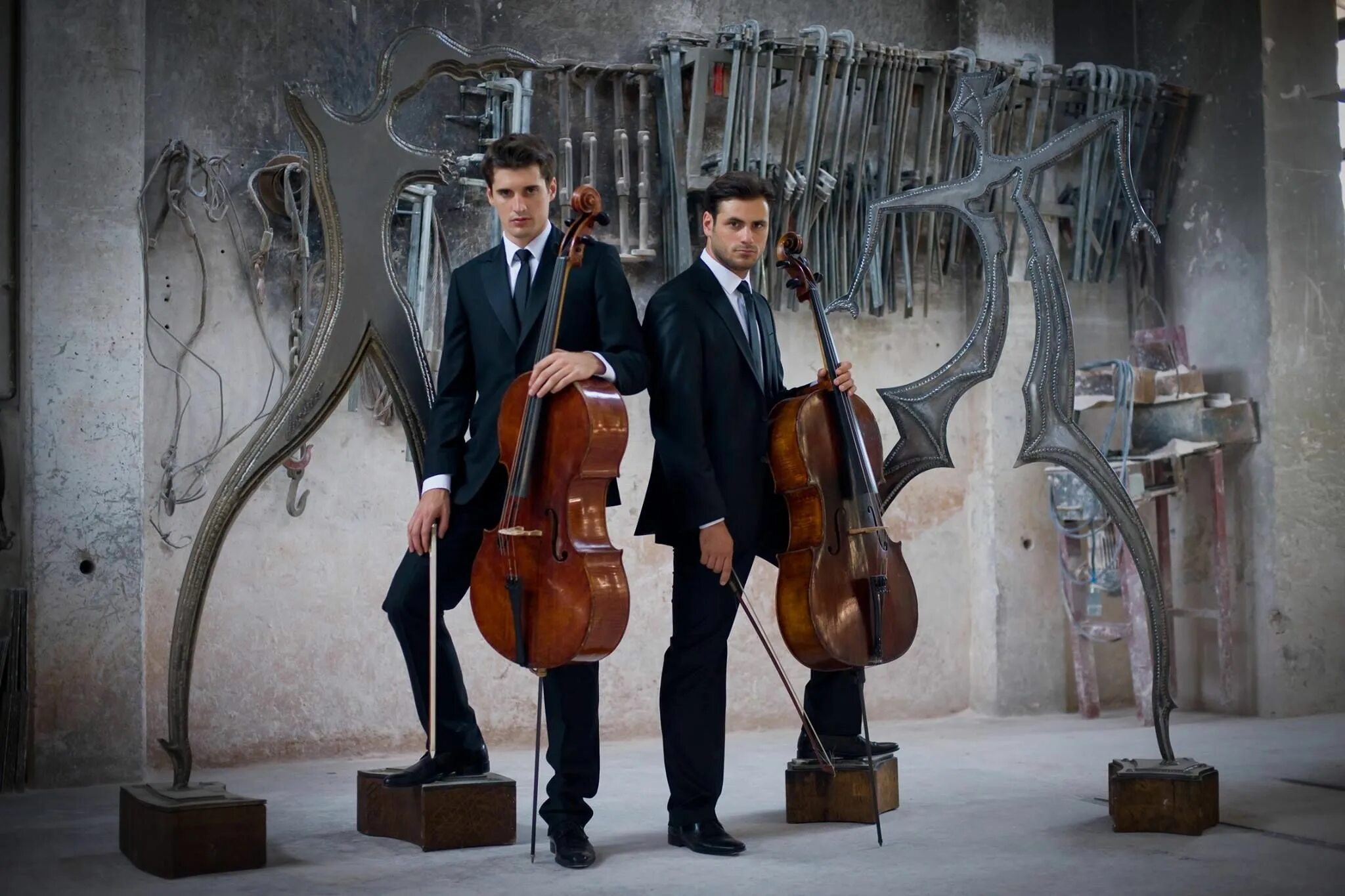 Две виолончели. Группа 2cellos. дуэт виолончелистов 2cellos. хорватский дуэт виолончелистов луки шулича и степана хаусера. дуэт 2 cellos.