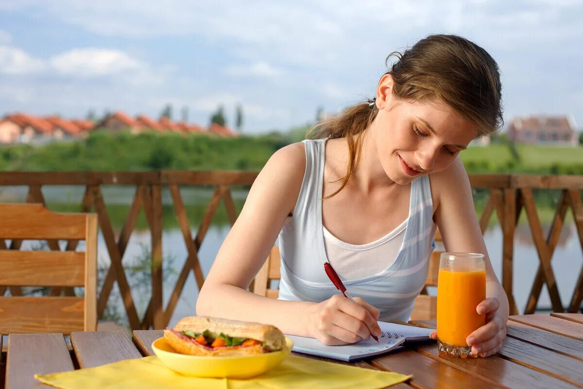 Стараться можно меньше. Красиво сидим при приеме пищи. Фото женщины с пищевым дневником. Трудоголики картинки еда девушка. Небольшие факты про похудение.