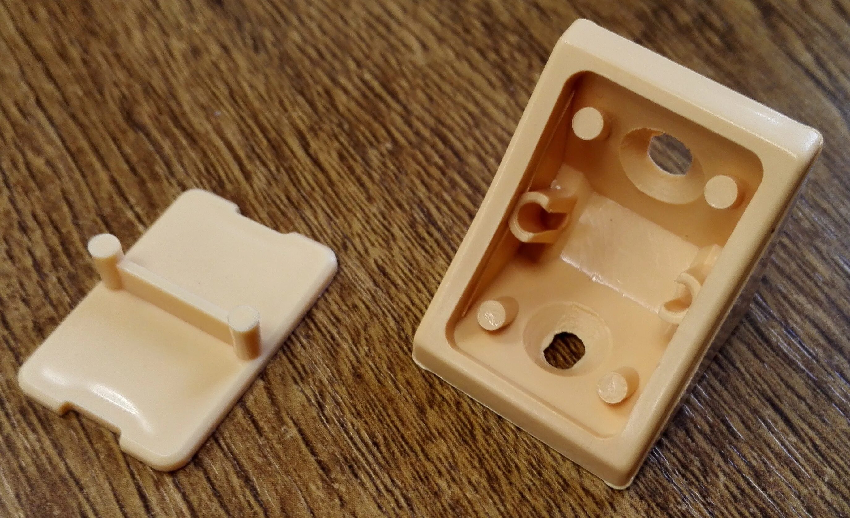 Уголок мебельный пластиковый. Мебельный пластиковый. Мебельный пластиковый. Уголок мебельный усиленный d70x70x55x2мм (5294418). Уголок мебельный с заглушкой.