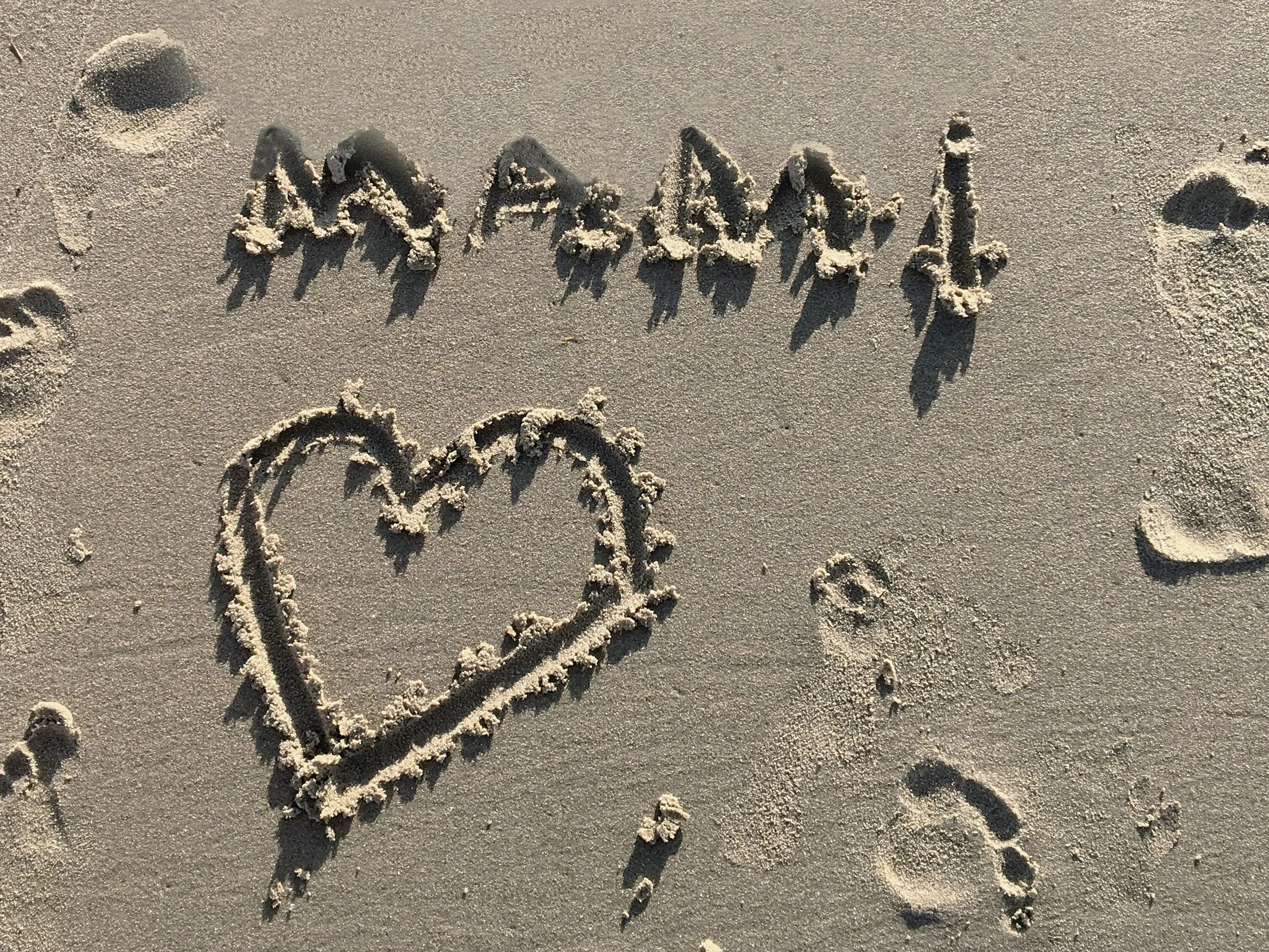 Море слов народ. Следы на песке. Мама надпись на песке. Я тебя люблю на песке. Надпись на песке на море.