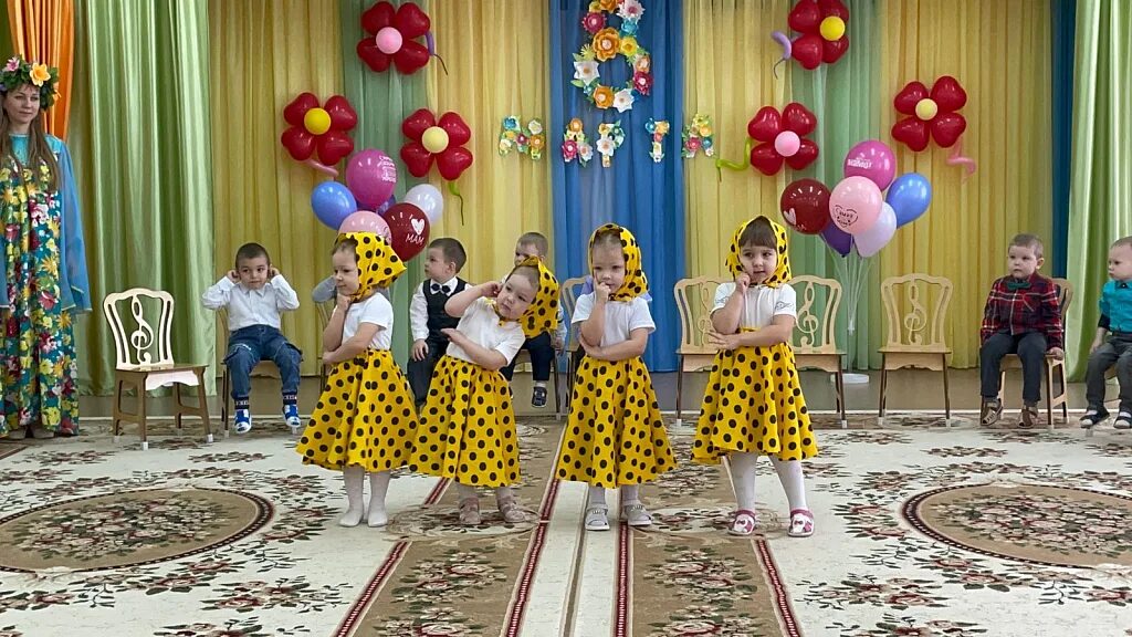 Костюм матрешки в детский сад. Танец матрёшек в детском саду. Танец матрешек в детском саду в младшей. Танец матрёшек в детском саду в младшей группе. Танец матрешки для детсада.