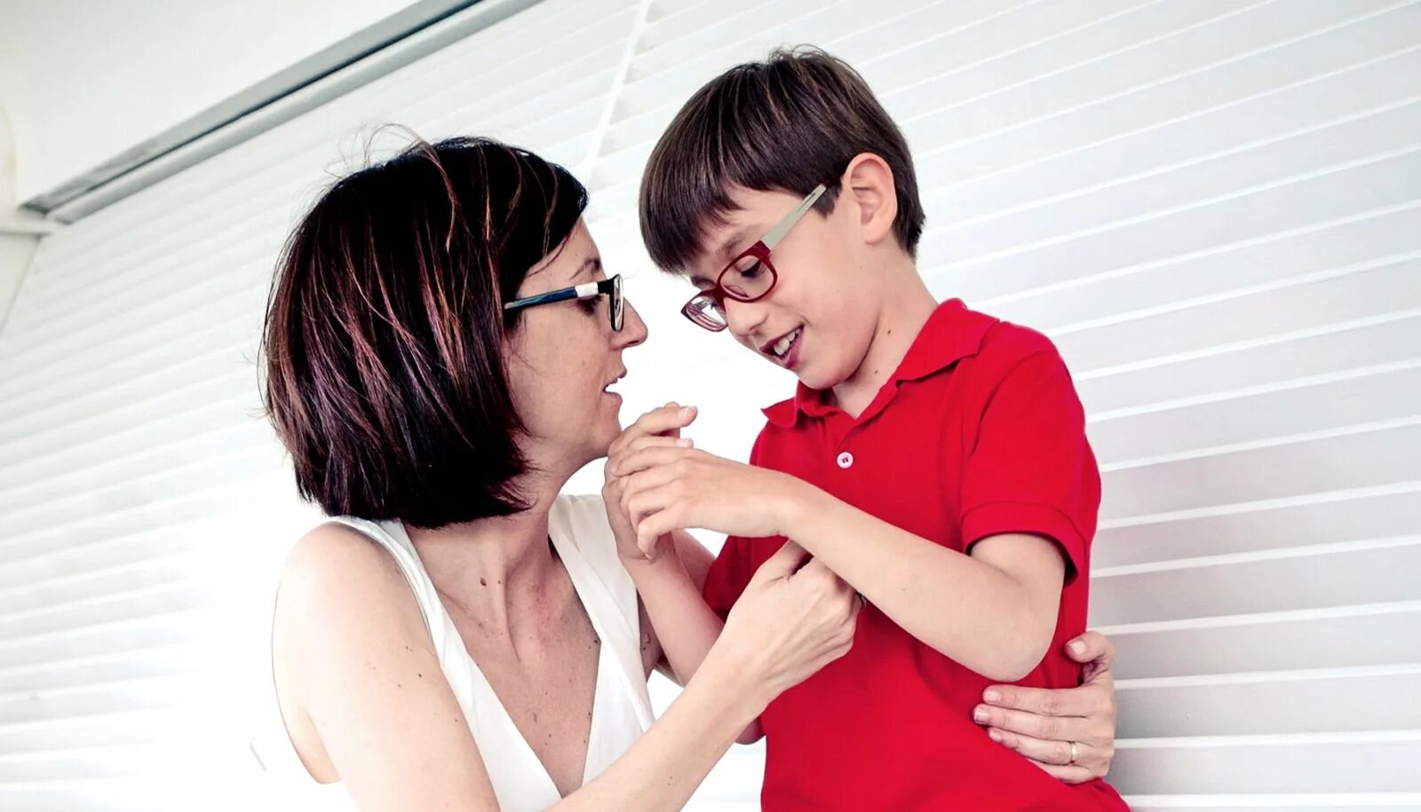 Женщина со взрослыми детьми. Mother 4 boys. Mother 4 boys. Родители и дети. Мама и два сына арт.