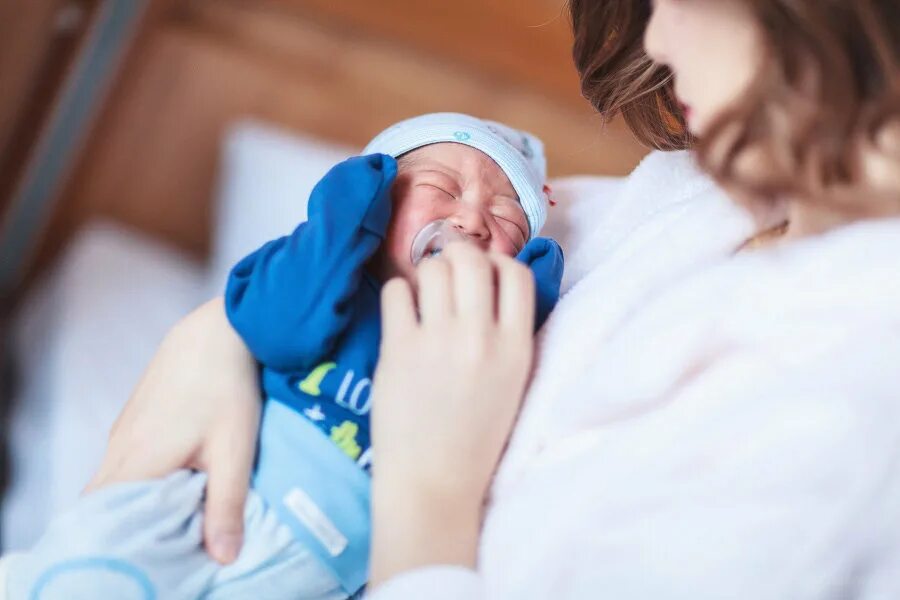 Послеродовой период у женщин. Роддом материнство. Женщина с ребенком в роддоме. Мама с ребенком в роддоме. Роддом материнство.