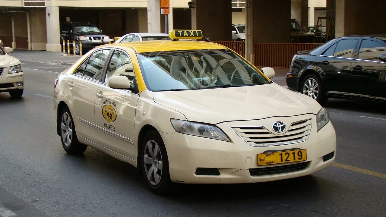 Dubai Taxi Toyota. Тойота такси Дубай. Муниципальное такси Дубай. Такси в арабских Эмиратах. Таксисты дубай