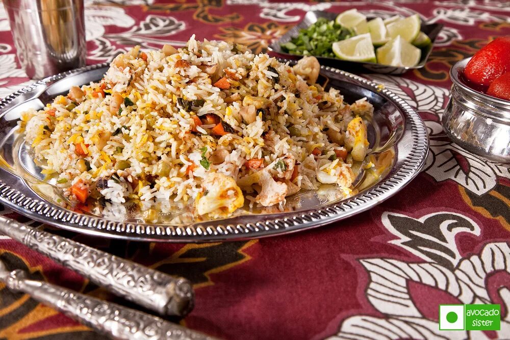 Рис бирьяни. Индийский плов бирьяни. Индийское блюдо бириани. Рис бирьяни индийское блюдо.