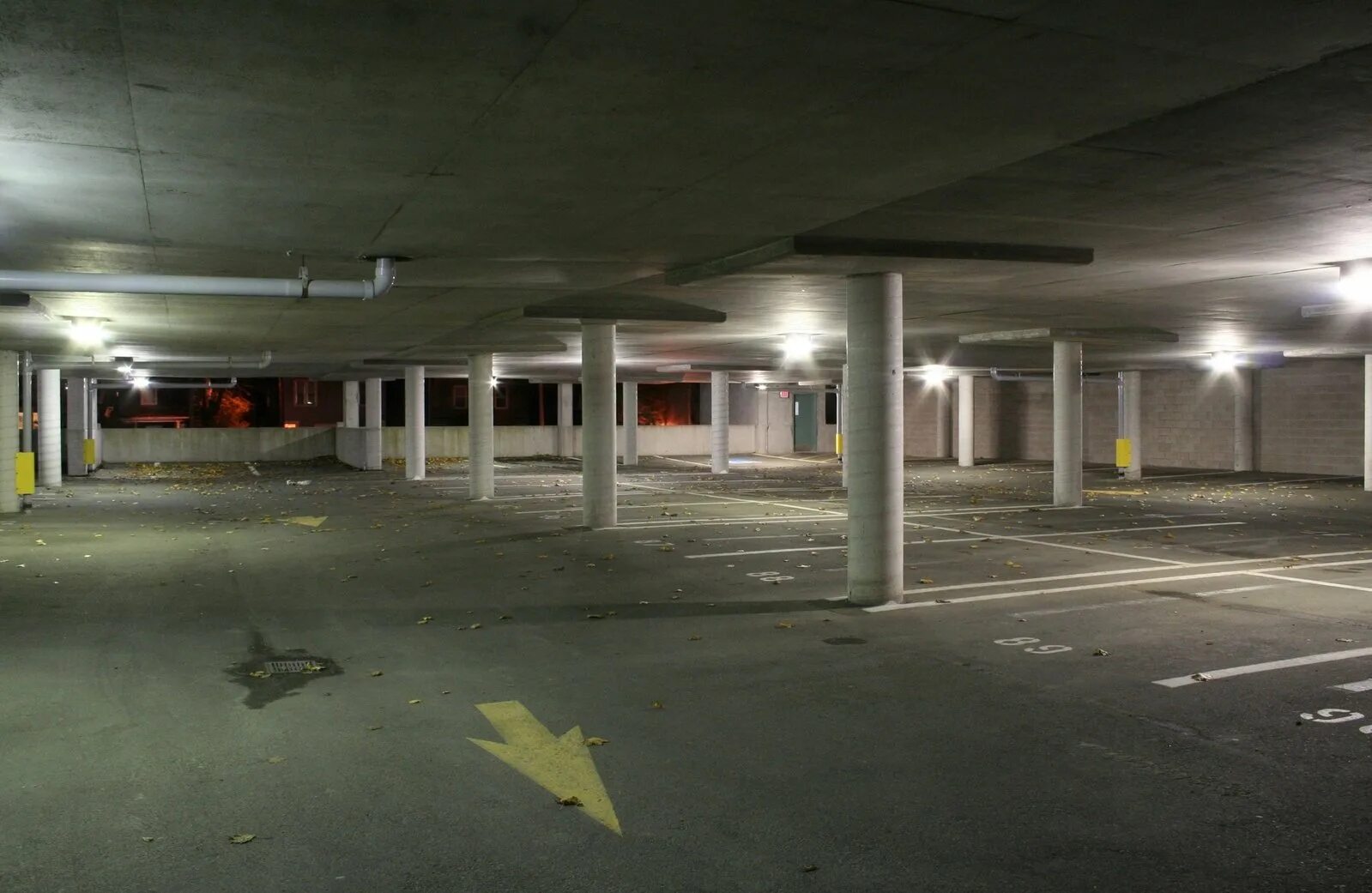 Пустая подземная парковка. Пустая стоянка. Пустая парковка фон. Подземная парковка ночью.