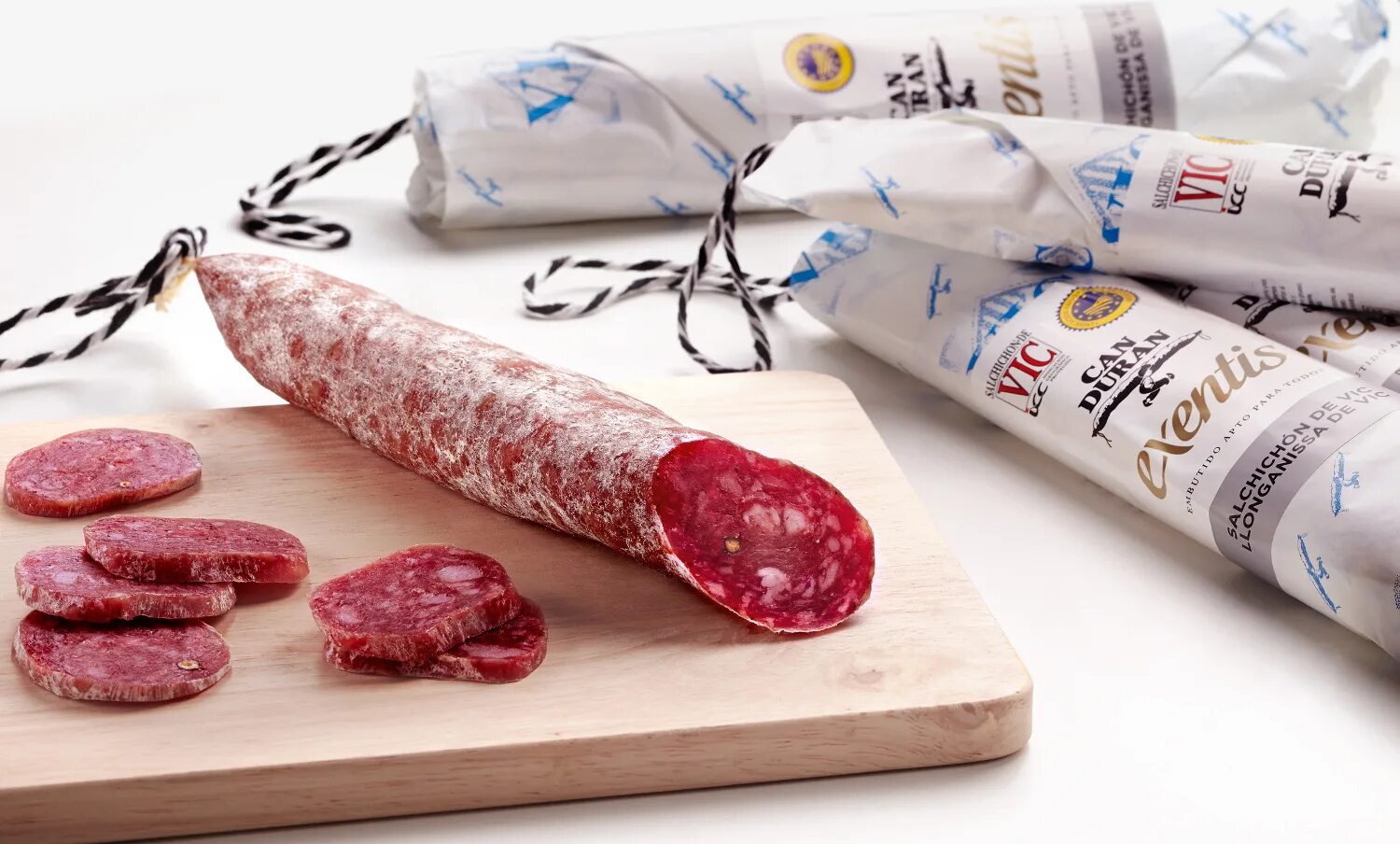 Холодильник полный мяса. Сосиски в морозильнике. Колбаса в вакуумной упаковке. Колбаса столичная сырокопченая. Сырокопченая колбаса салями.