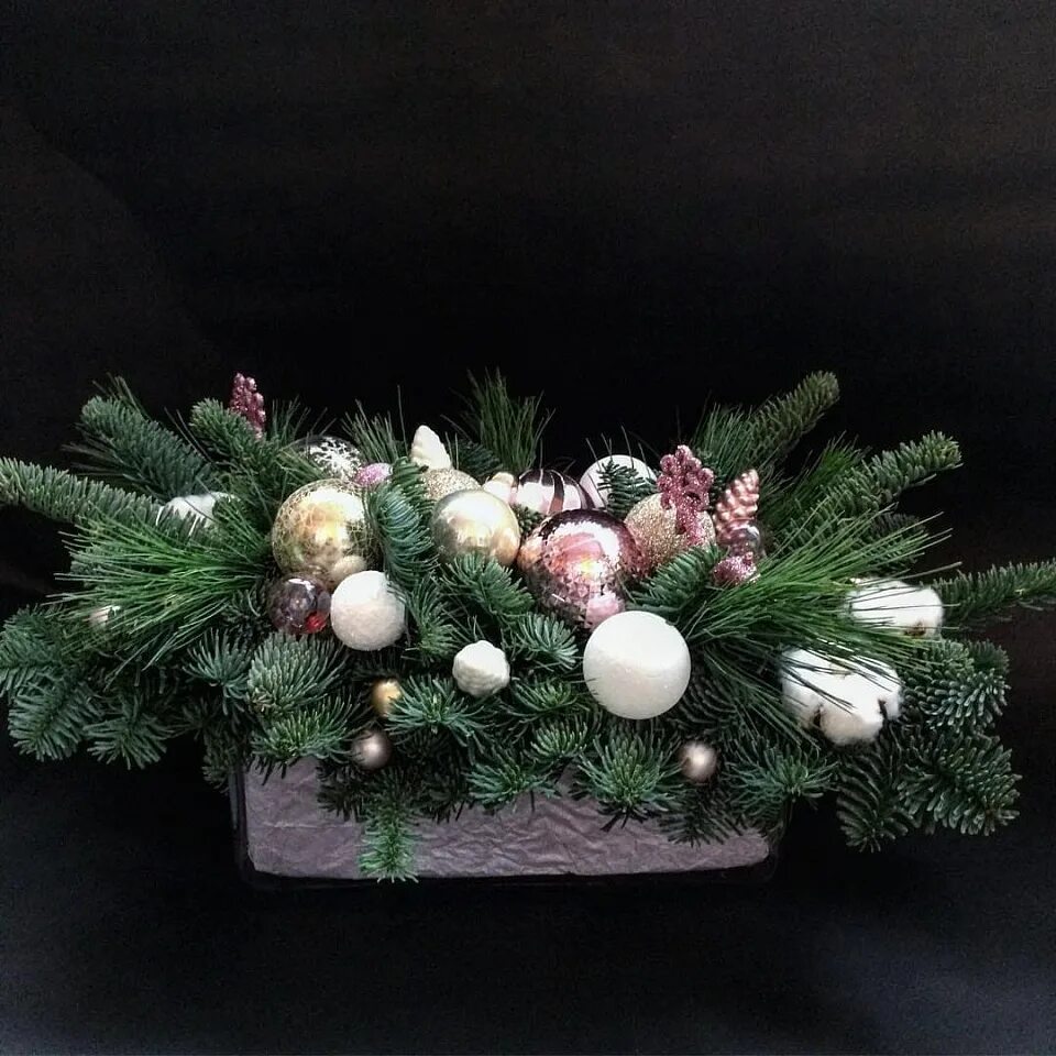 Новогодняя экибана из нобилиса. Ель нобилис. Композиции из еловыз вкеток. Хвойные ветки нобилис. Композиции из живой елки на новый год.