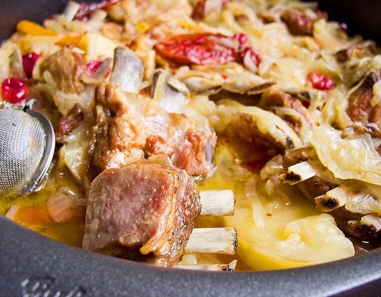 Рёбрышки с картошкой в духовке. Ребра тушеные. Свиные рёбрышки с картошкой в казане. Тушёные свиные рёбрышки в казане. Тушёные свиные рёбрышки в казане.