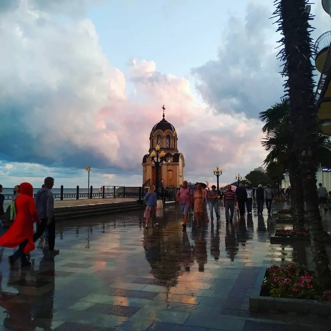 Ялта осадки. Набережная ялты дождь. ялта набережная после дождя. набережная ялты после потопа. набережная ялты сейчас.