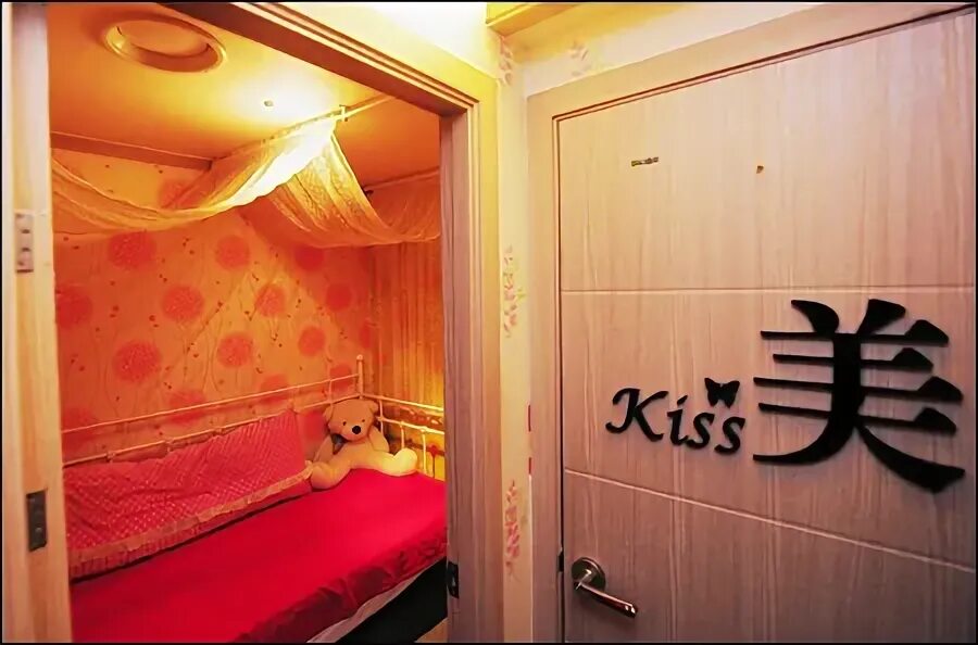 Комната поцелуев. Парень и девушка в комнате. Игры поцелуи в комнате. Club. Комнаты поцелуев.