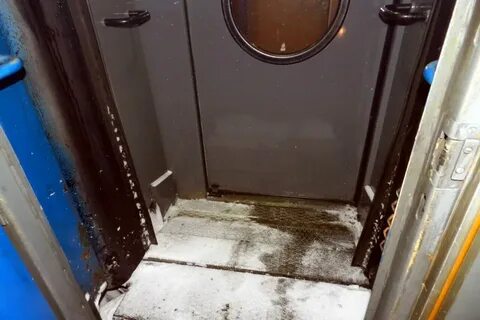 Переход через вагоны