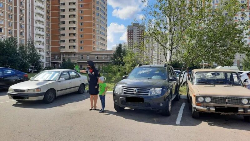 Двор полиции. Полицейская машина во дворе. усиление полиция в подольске в кузнечиках. на машине по дворам.
