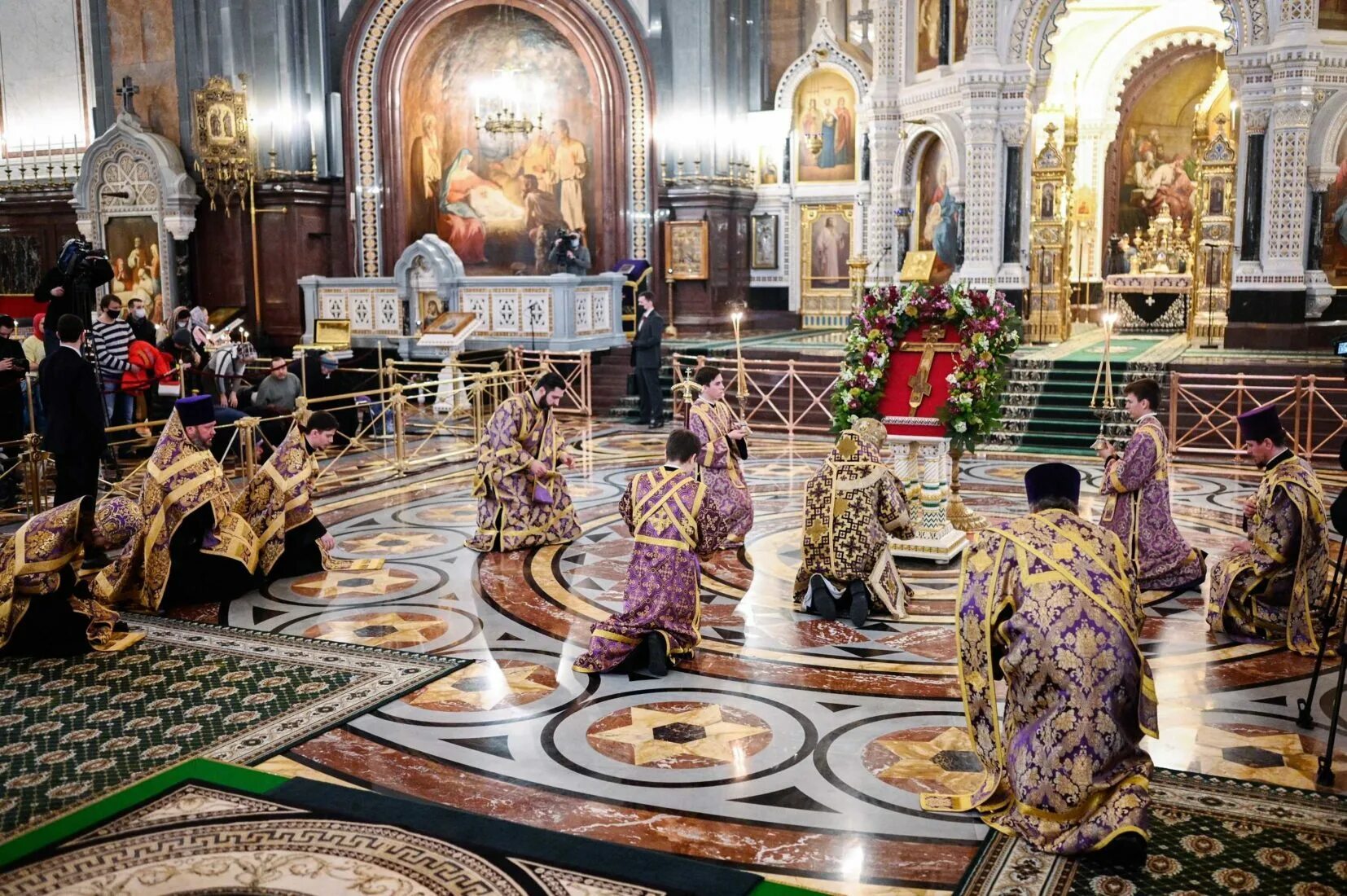 Великий пост храм Христа Спасителя. Храм Христа Спасителя Патриарший трон. Страстная седмица в 2024 году