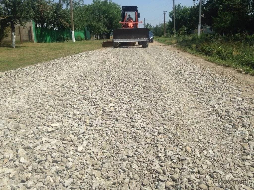 Село щебень. Дорога гравий. Отсыпка дорог щебнем. Щебень для дороги. Гравий для дорог.