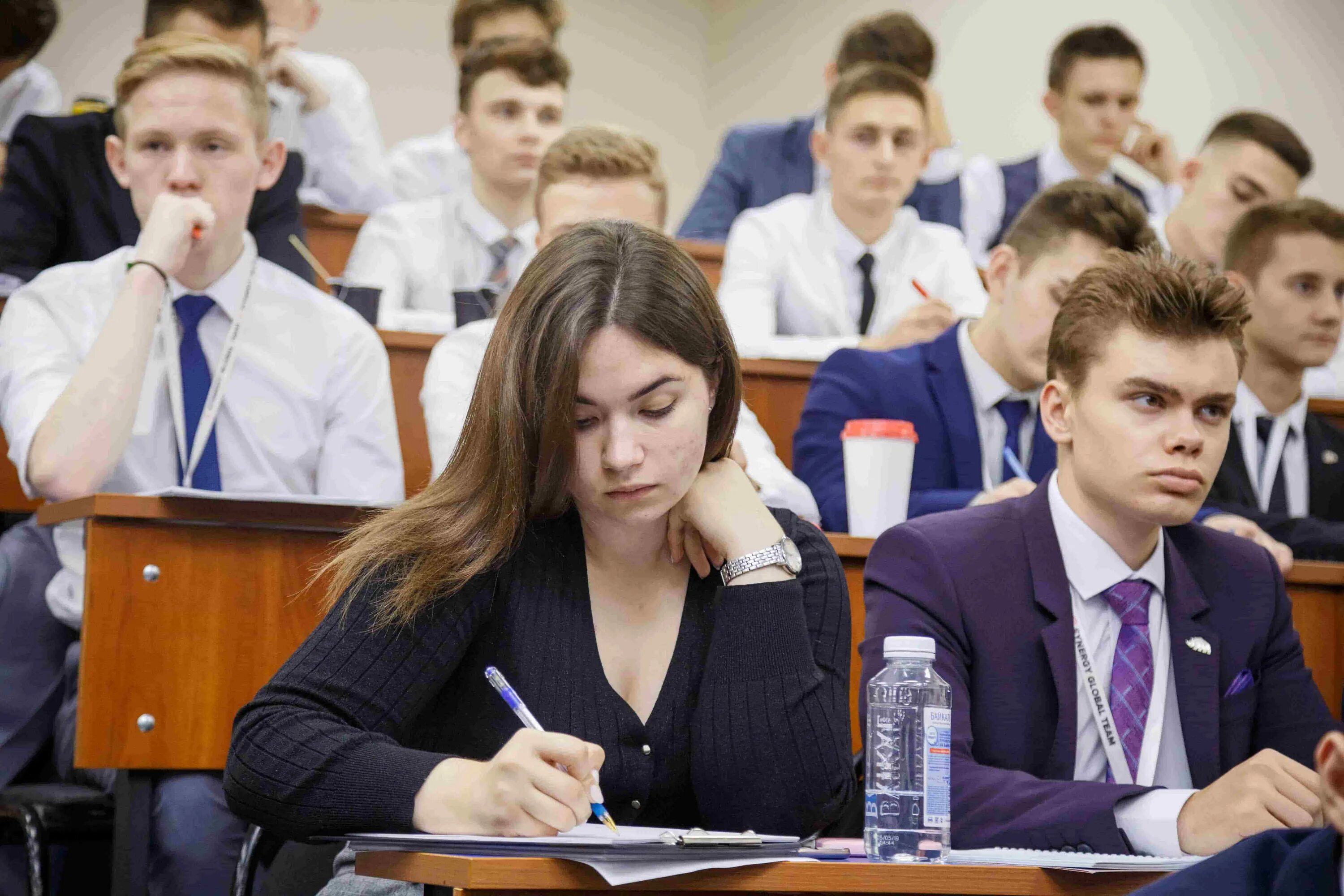 Ускоренную программу колледж вуз. Студенты синергии. университет синергия студенты. вечерний образование в вузах. выпускницы 11 класса.