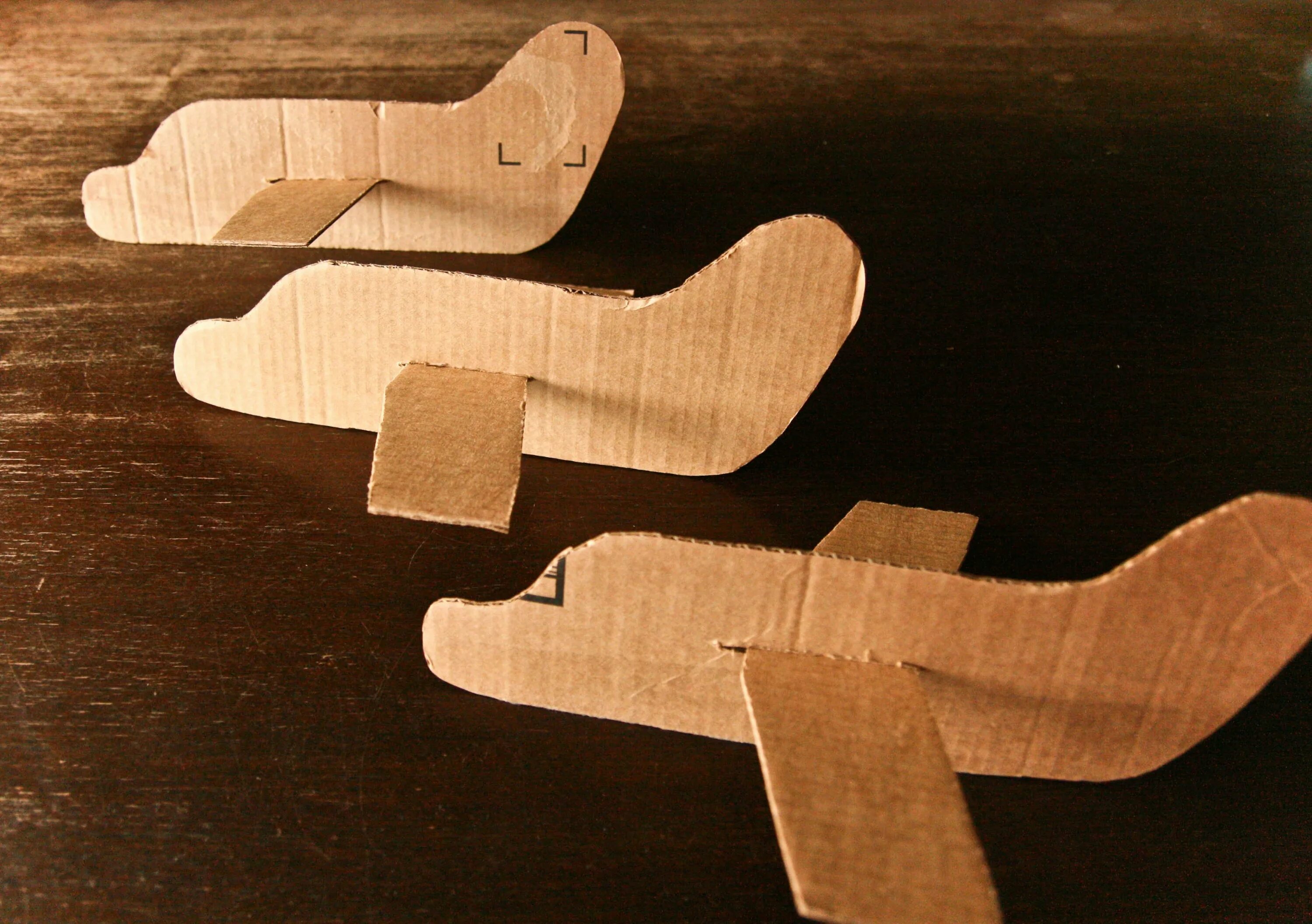 Изделие из 2 деталей. Изделия из картона. Поделка самолет. Поделка самолет из картона. Объемный самолет из картона.