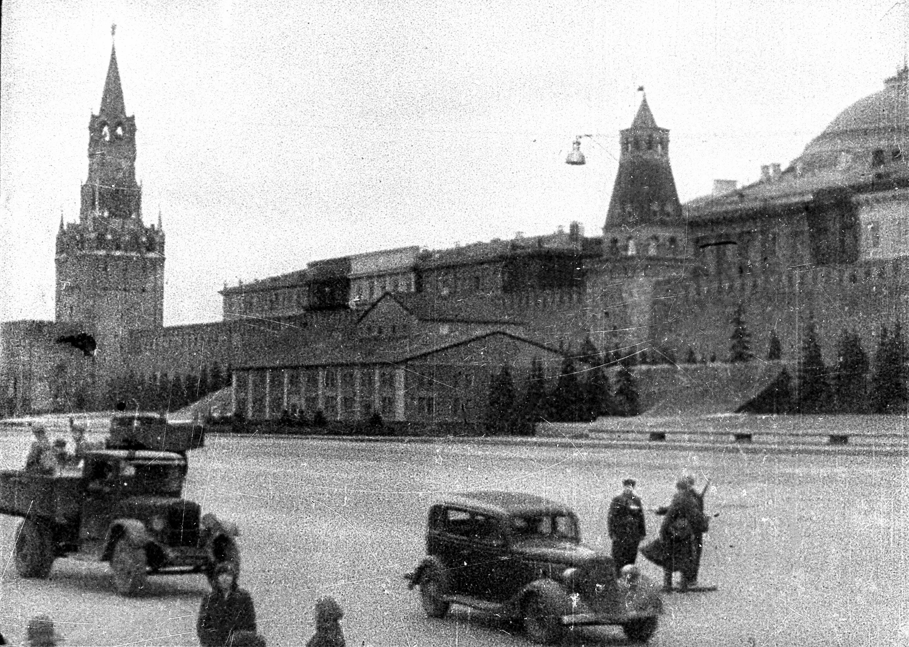 Москва летом 1941. Мавзолей Ленина 1941. Московский Кремль маскировка 1941. Замаскированный мавзолей Ленина 1941. Московский Кремль маскировка в 1941 году.