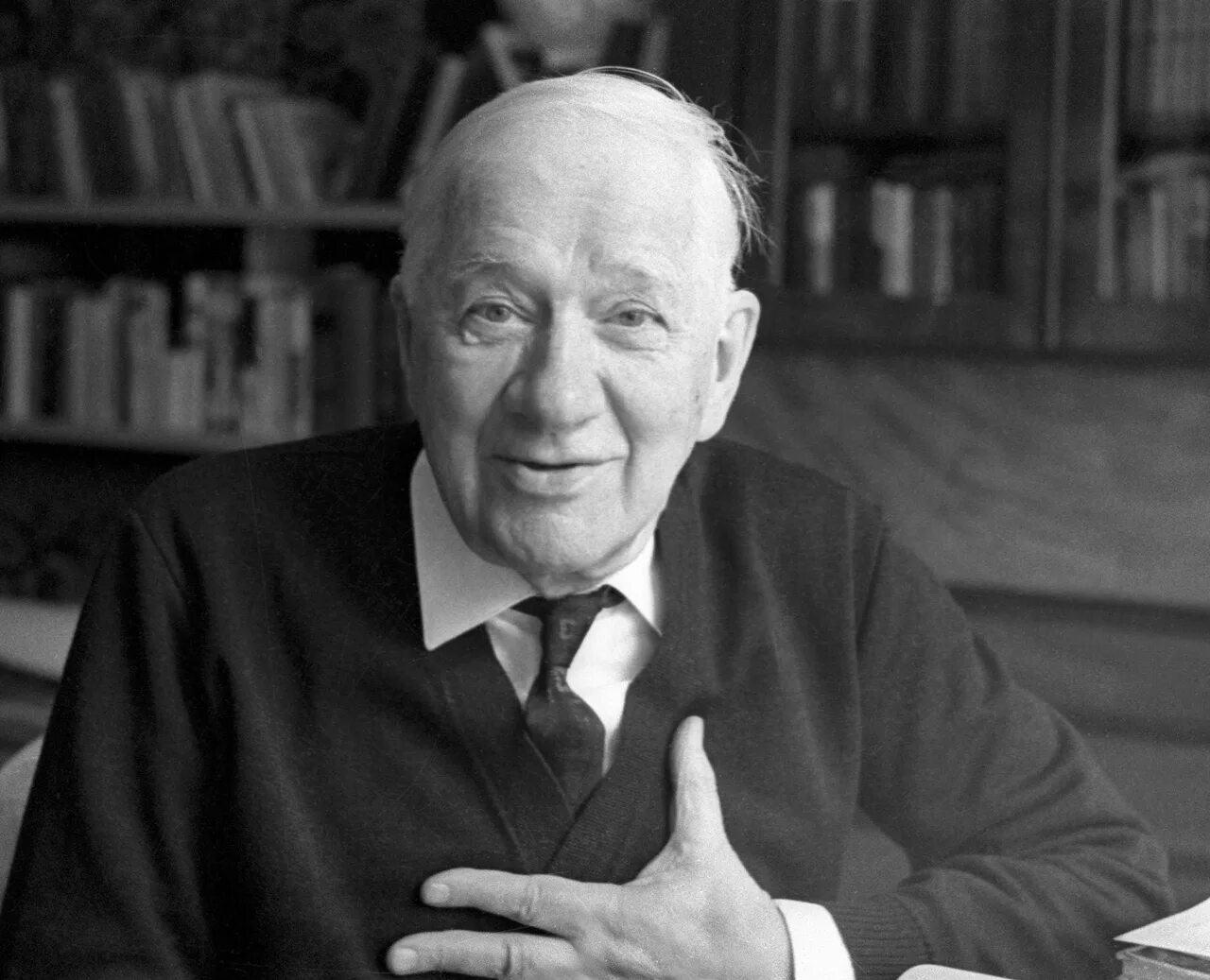 Корнея ивановича чуковского (1923). Корнея ивановича. Годы жизни чуковского корнея ивановича. Чуковский портрет. Корне иванович чуковский.