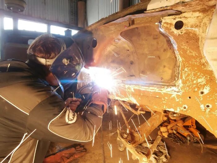 Сварка автомобиля. Сварка кузова автомобиля. Кузовная сварка автомобиля. Сварщик автомобилей. Кузовная сварка.