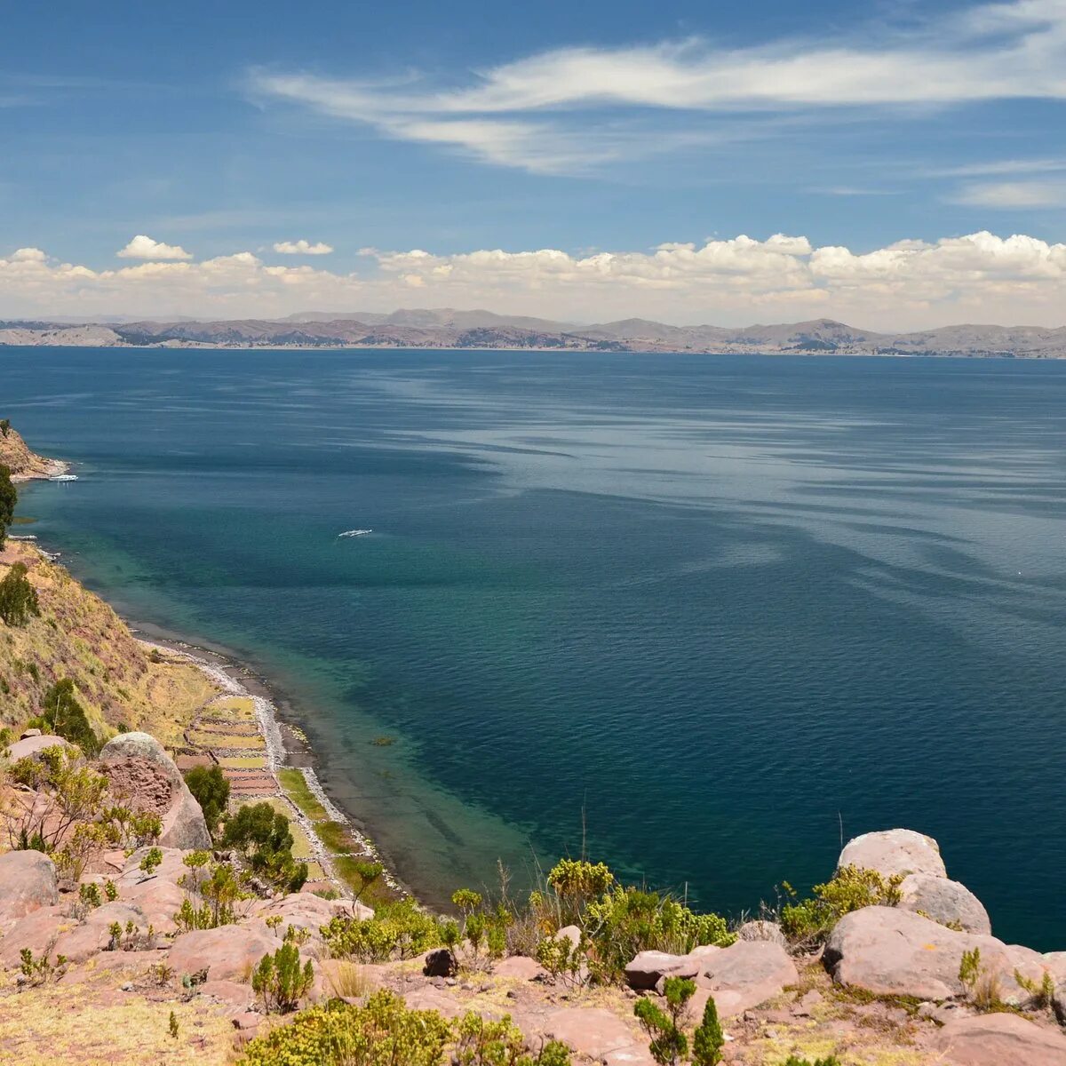 Большое озеро в латинской америке. Боливия озеро Титикака. Высокогорное озеро Титикака. Южная Америка озеро Титикака. Озеро в Латинской Америке Титикака.