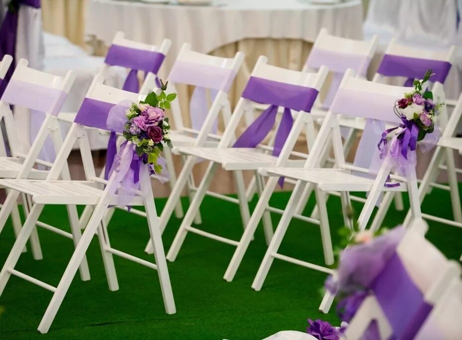 Столы и стулья напрокат. Банкетный стол со стульями. Аренда столов для праздника. Стулья для мероприятий. Столы со стульями на мероприятие.