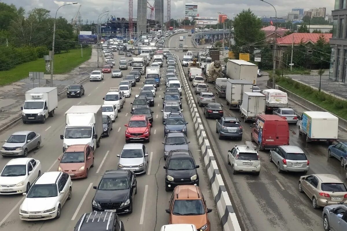 Пробки на дорогах в новосибирске. Октябрьский мост пробки Новосибирск. Пробка машин. Пробка на дороге. Пробки Новосибирск.