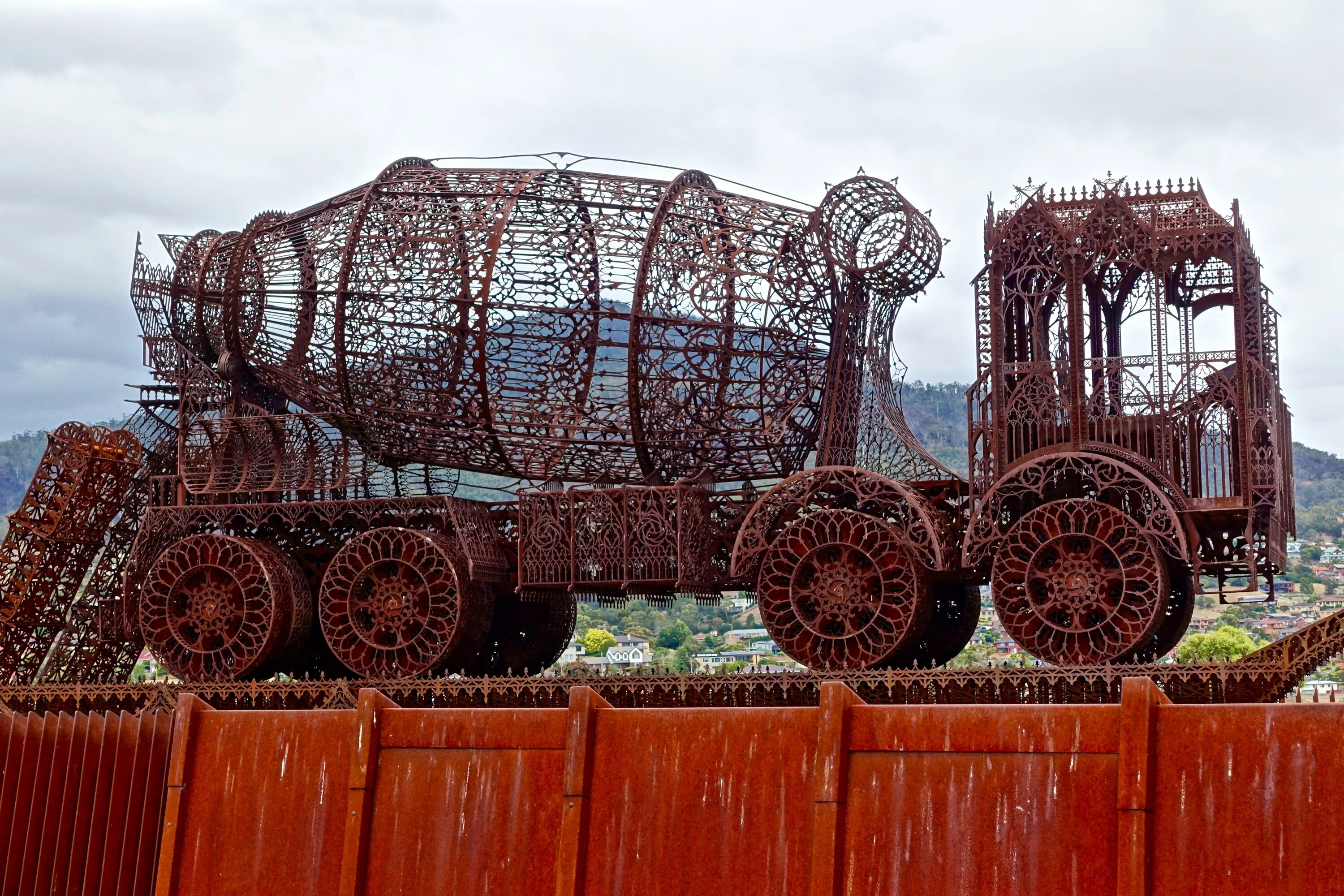 Железный грузовик. Скульптуры из металла. Современная скульптура из металла. Грузовик (металл). Скульптура из листового металла.