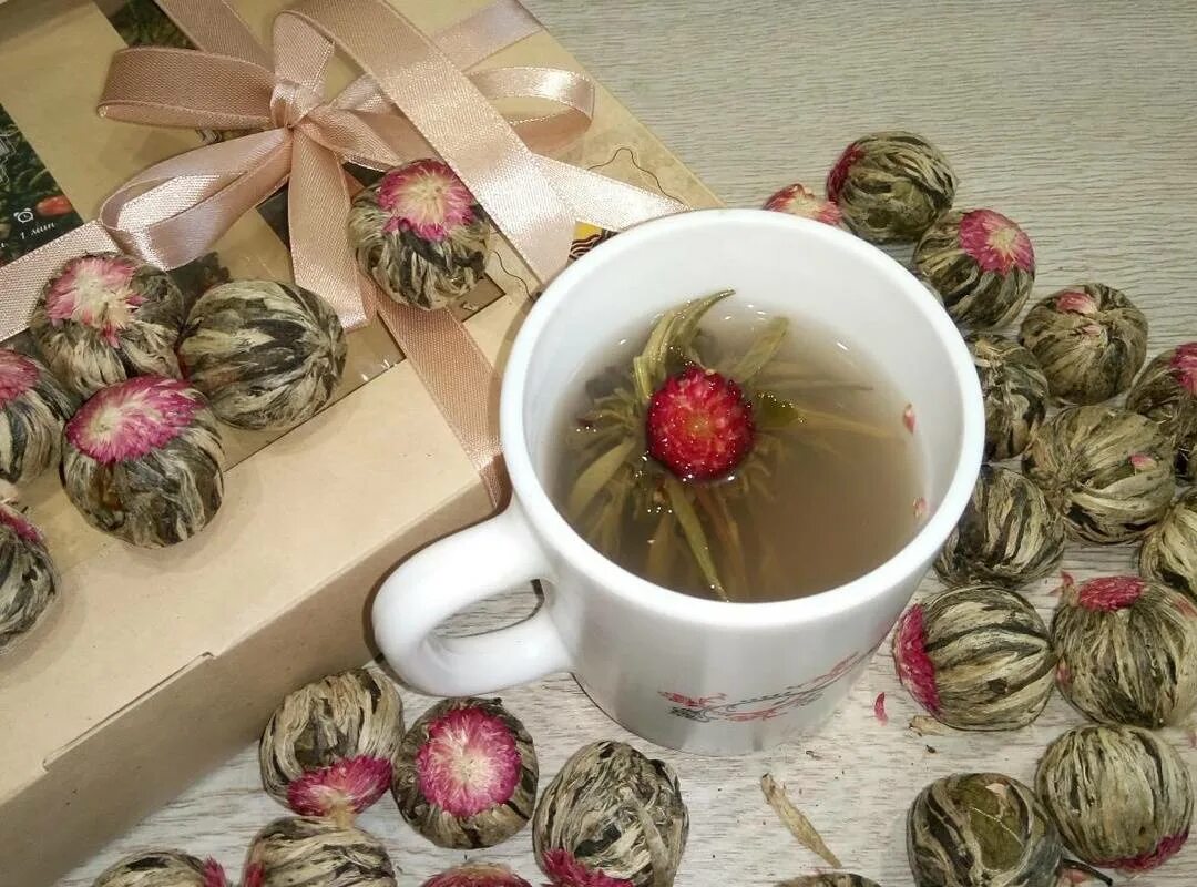 Как называется заварка. Чай Лотос Китай. Зеленый чай цветок распускается. Связанный чай букет императора. Молочный Лотос чай китайский.