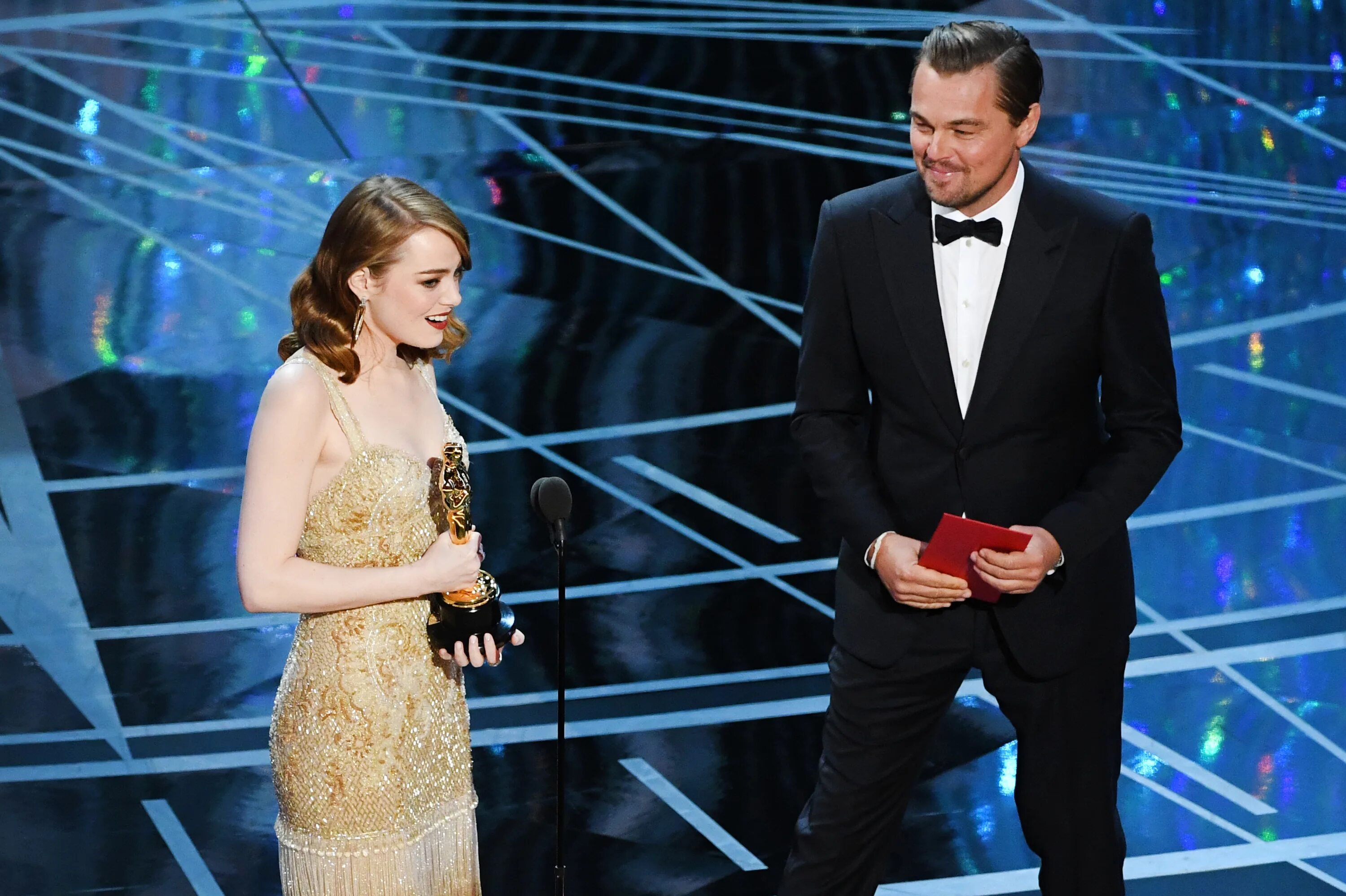 Emma stone oscar. Леонардо ди Каприо вручает ОСТКАР Эмме Стоун.