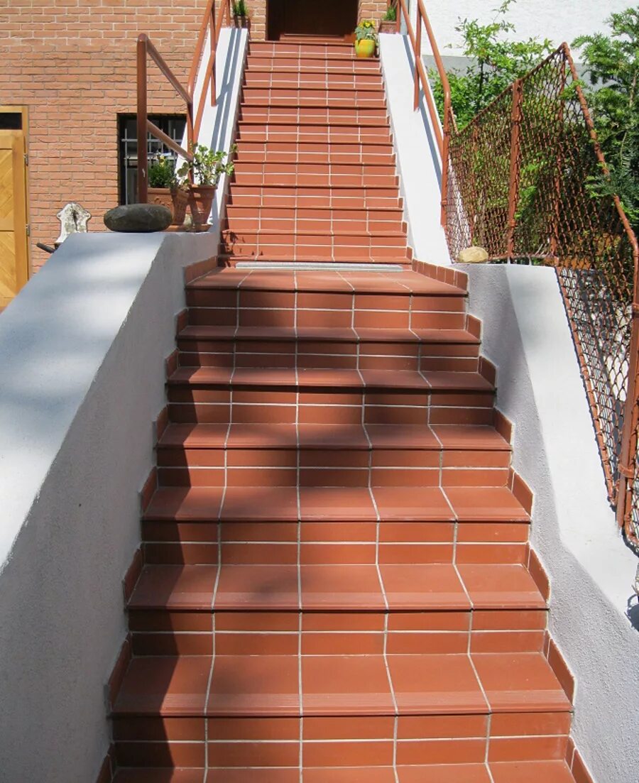 Ступеньки для крыльца. Плитка для уличной лестницы. Плитка для уличных ступеней. Плитка для уличной лестницы. Ступень угловая keraplatte terra флорентинер 215 patrizierrot.