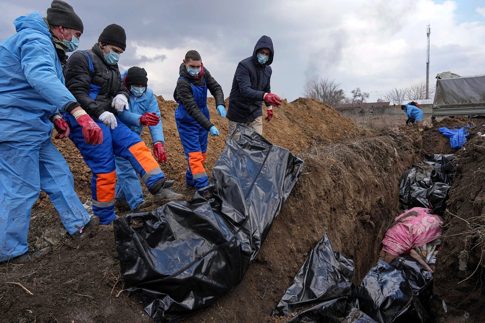 Данные по погибшим на украине российских. Массовые захоронения на Украине.