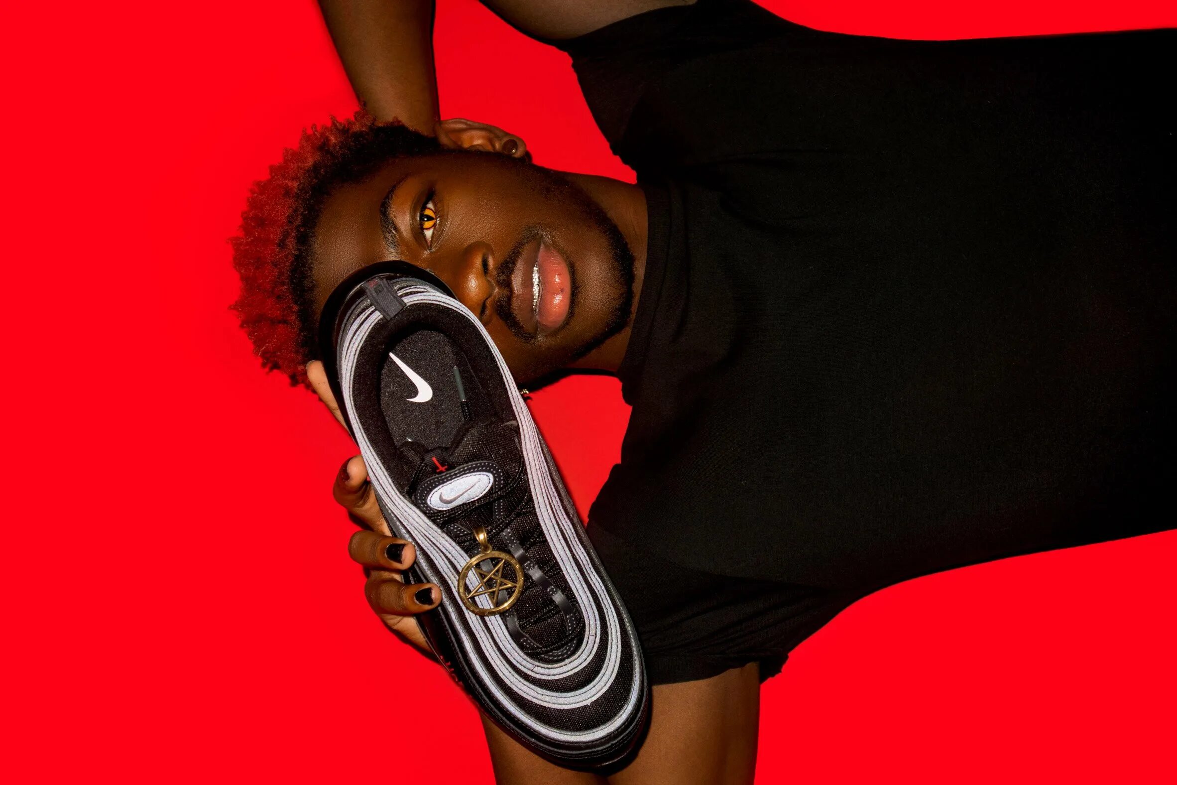 Nike Air Max 97 Lil nas x. Lil nas x кроссовки. Коллаборация Nike x Lil nas x. Кроссовки Lil nas x 666. Видео рэпера в носке